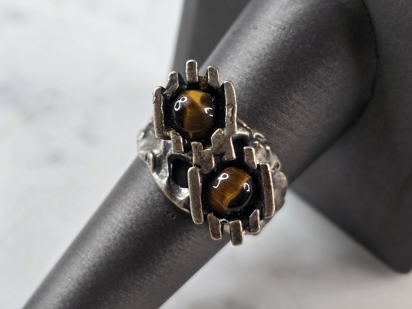 Womens Vintage Estate Sterling Silver Modernist Tigers Eye Ring: A WOMENS VINTAGE ESTATE STERLING SILVER MODERNIST TIGERS EYE RING. THE RING WEIGHS 10.2g AND IS A SIZE 8.75. THE WIDTH OF THE RING IS 5/8". RING IS NOT MARKED, BUT IT HAS BEEN TESTED AND IS GUARANTEED
