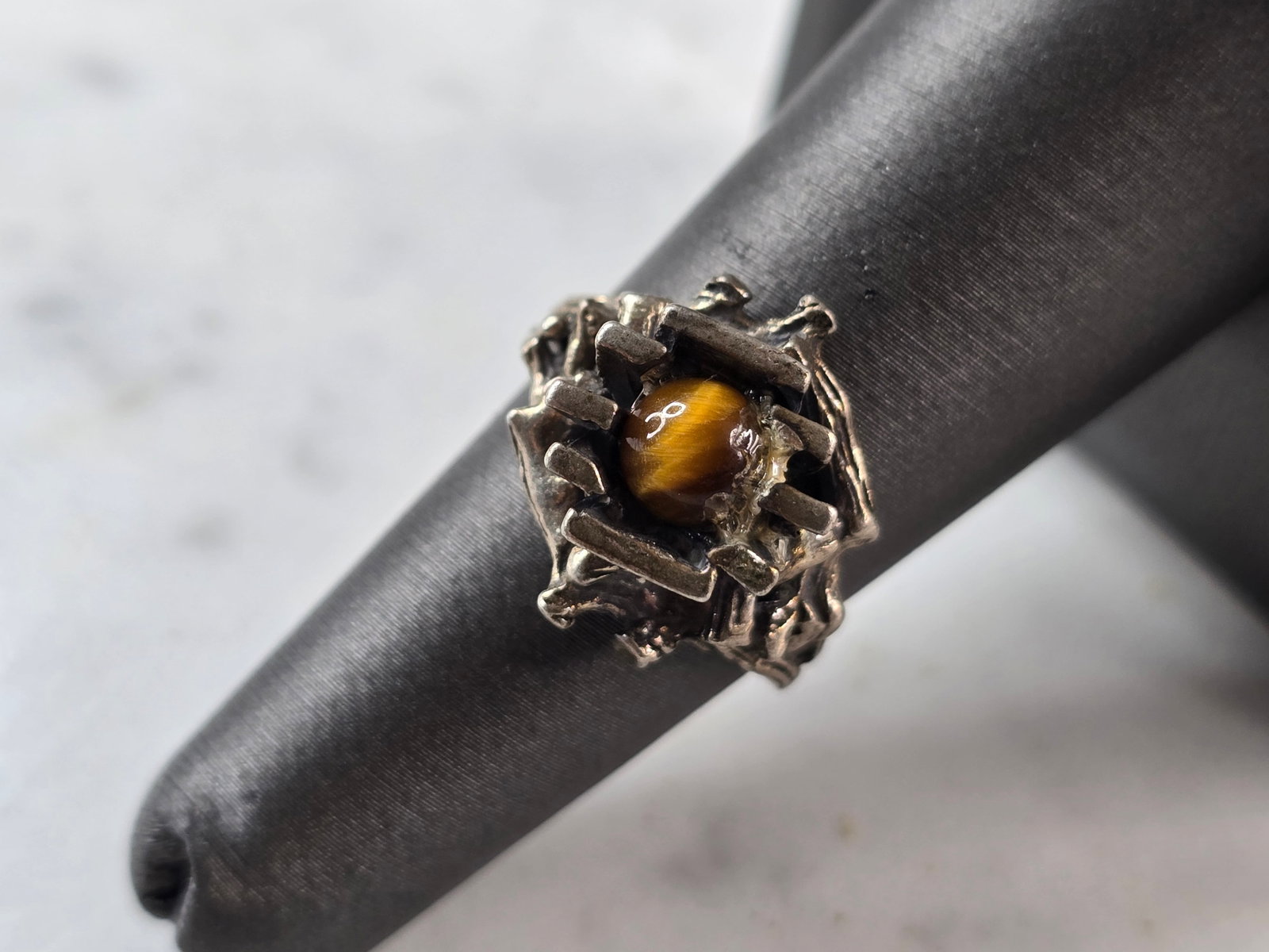 Womens Vintage Estate Sterling Silver Floral Tigers Eye Ring: A WOMENS VINTAGE ESTATE STERLING SILVER FLORAL TIGERS EYE RING. THE RING WEIGHS 4.9g AND IS A SIZE 6.0. SIZE CAN BE ADJUSTED. THE WIDTH OF THE RING IS 1/2". ANY QUESTIONS PLEASE DO NOT HESITATE TO ASK