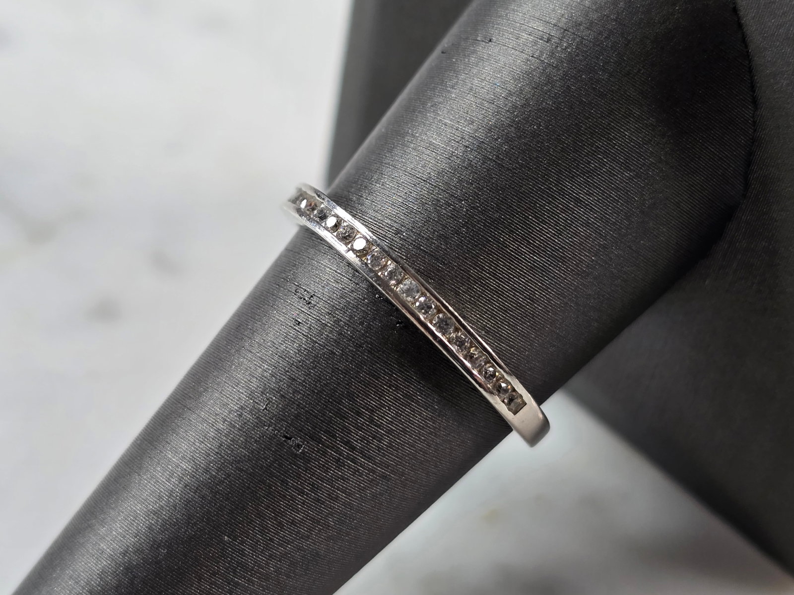 Womens Vintage Estate Sterling Silver CZ Ring: A WOMENS VINTAGE ESTATE STERLING SILVER CZ RING. THE RING SIZE IS A 9.0, AND WEIGHS 1.4g. THE WIDTH OF THE RING IS 1/8". THIS WOULD MAKE A NICE GIFT FOR THAT SOMEONE SPECIAL. ANY QUESTIONS PLEASE DO N