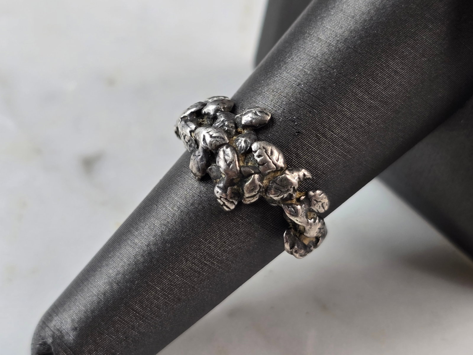 Womens Vintage Estate Sterling Silver Modernist Ring: A WOMENS VINTAGE ESTATE STERLING SILVER MODERNIST RING. THE RING SIZE IS A 7.25, AND WEIGHS 5.0g. THE WIDTH OF THE RING IS 3/8". THIS WOULD MAKE A NICE GIFT FOR THAT SOMEONE SPECIAL. ANY QUESTIONS PLE