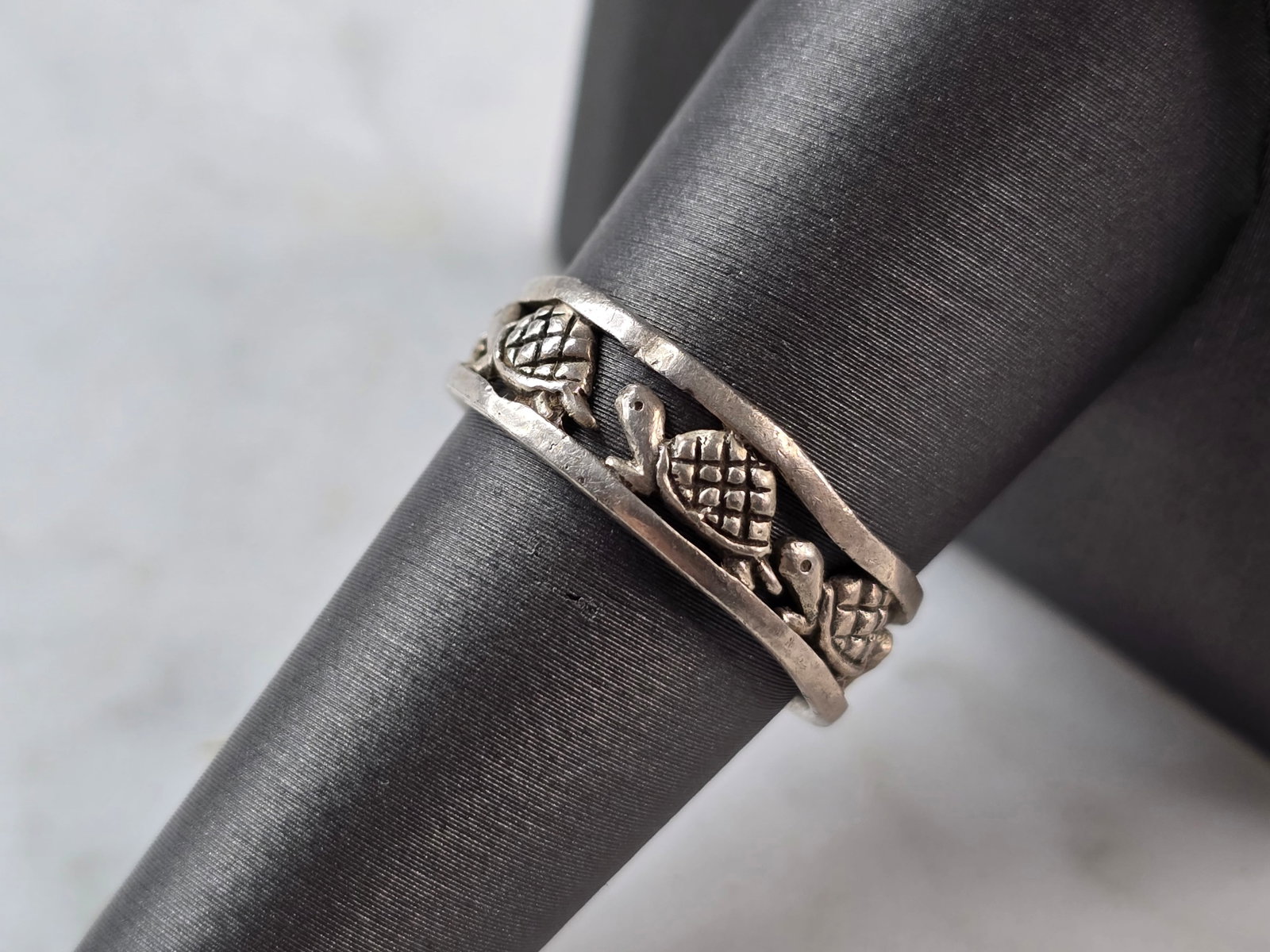 Womens Vintage Estate Sterling Silver Turtle Ring: A LOVELY WOMENS VINTAGE ESTATE STERLING SILVER TURTLE RING. RING WEIGHS 2.7g AND IS A SIZE 8.25. THE WIDTH OF THE RING IS 1/4". THIS WOULD MAKE A NICE GIFT FOR THAT SOMEONE SPECIAL. ANY QUESTIONS PLEA