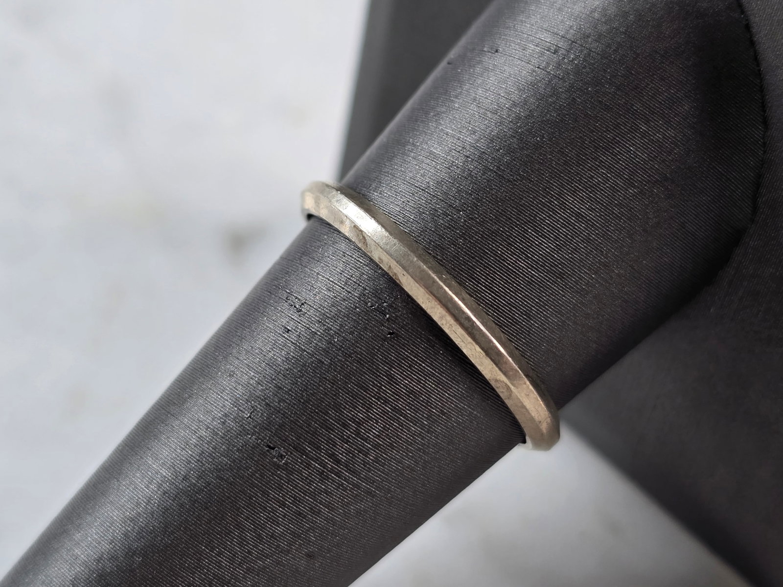 Womens Vintage Estate 835 Silver Modernist Deco Ring: A WOMENS VINTAGE ESTATE .835 SILVER MODERNIST DECO RING. THE RING SIZE IS A 9.5, AND WEIGHS 1.6g. THE WIDTH OF THE BAND IS 1/16". THIS WOULD MAKE A NICE GIFT FOR THAT SOMEONE SPECIAL. ANY QUESTIONS PL