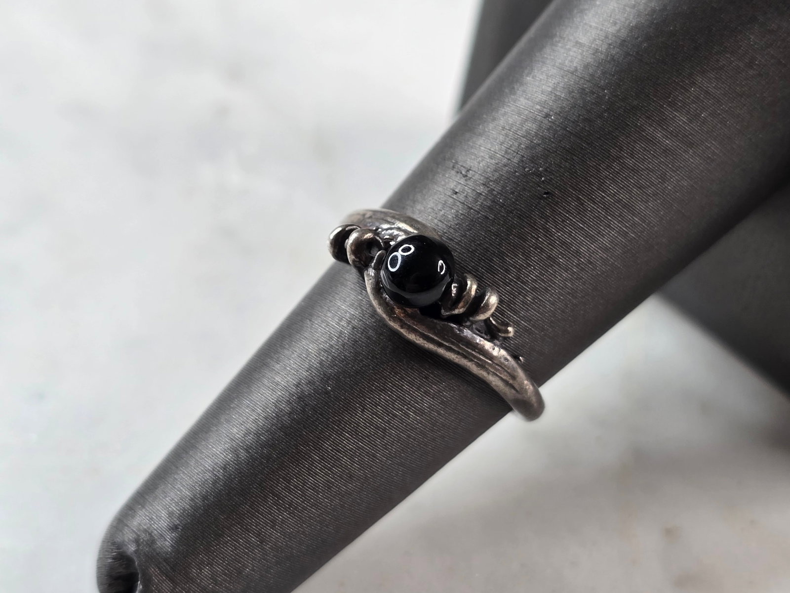Womens Vintage Estate Sterling Silver Modernist Onyx Ring: A LOVELY WOMENS VINTAGE ESTATE STERLING SILVER MODERNIST ONYX COLORED BEAD RING. RING SIZE IS 6.25 AND WEIGHS 1.7g. THE WIDTH OF THE RING IS 1/4". THIS WOULD MAKE A NICE GIFT FOR THAT SOMEONE SPECIAL.