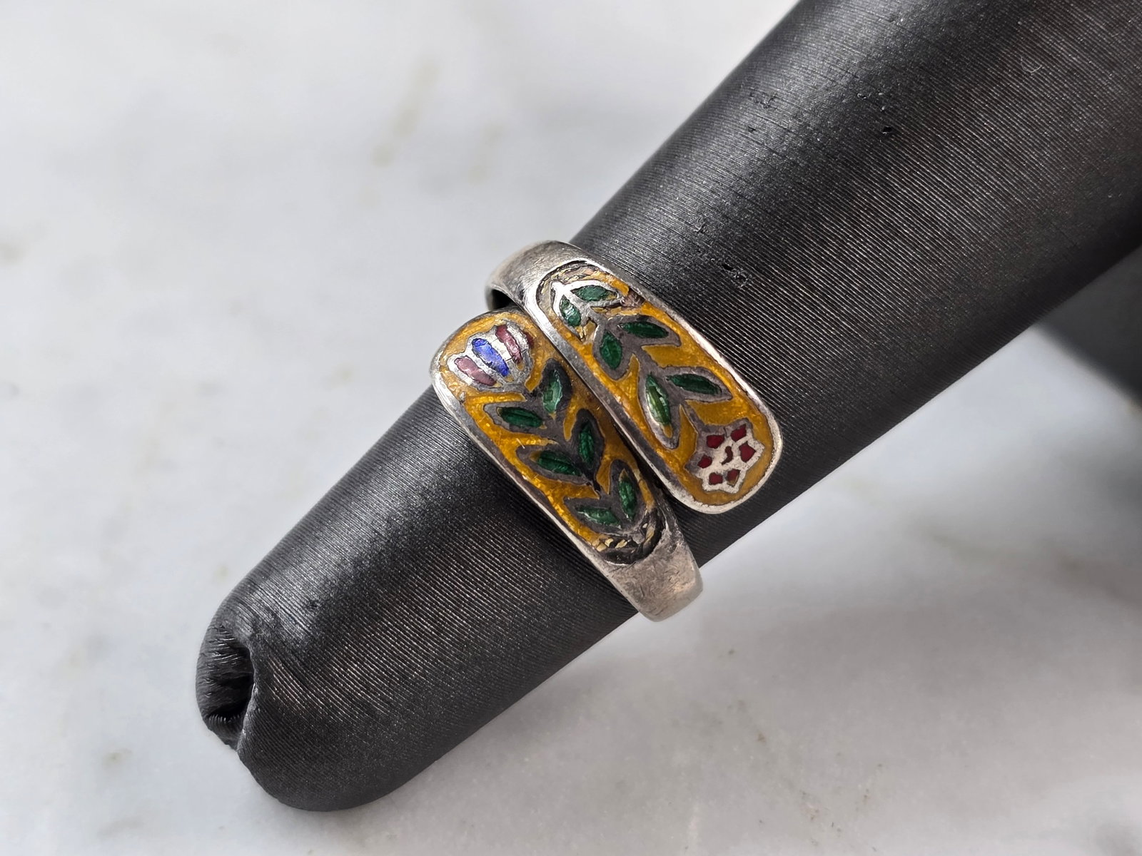Womens Vintage Estate Sterling Silver Floral Enamel Siam Ring: A WOMENS VINTAGE ESTATE STERLING SILVER & ENAMEL SIAM RING. THE RING SIZE IS A 5.0, AND WEIGHS 2.3g. THE WIDTH OF THE RING IS 3/8". WOULD MAKE A NICE GIFT FOR THAT SOMEONE SPECIAL. ANY QUESTIONS PLEAS