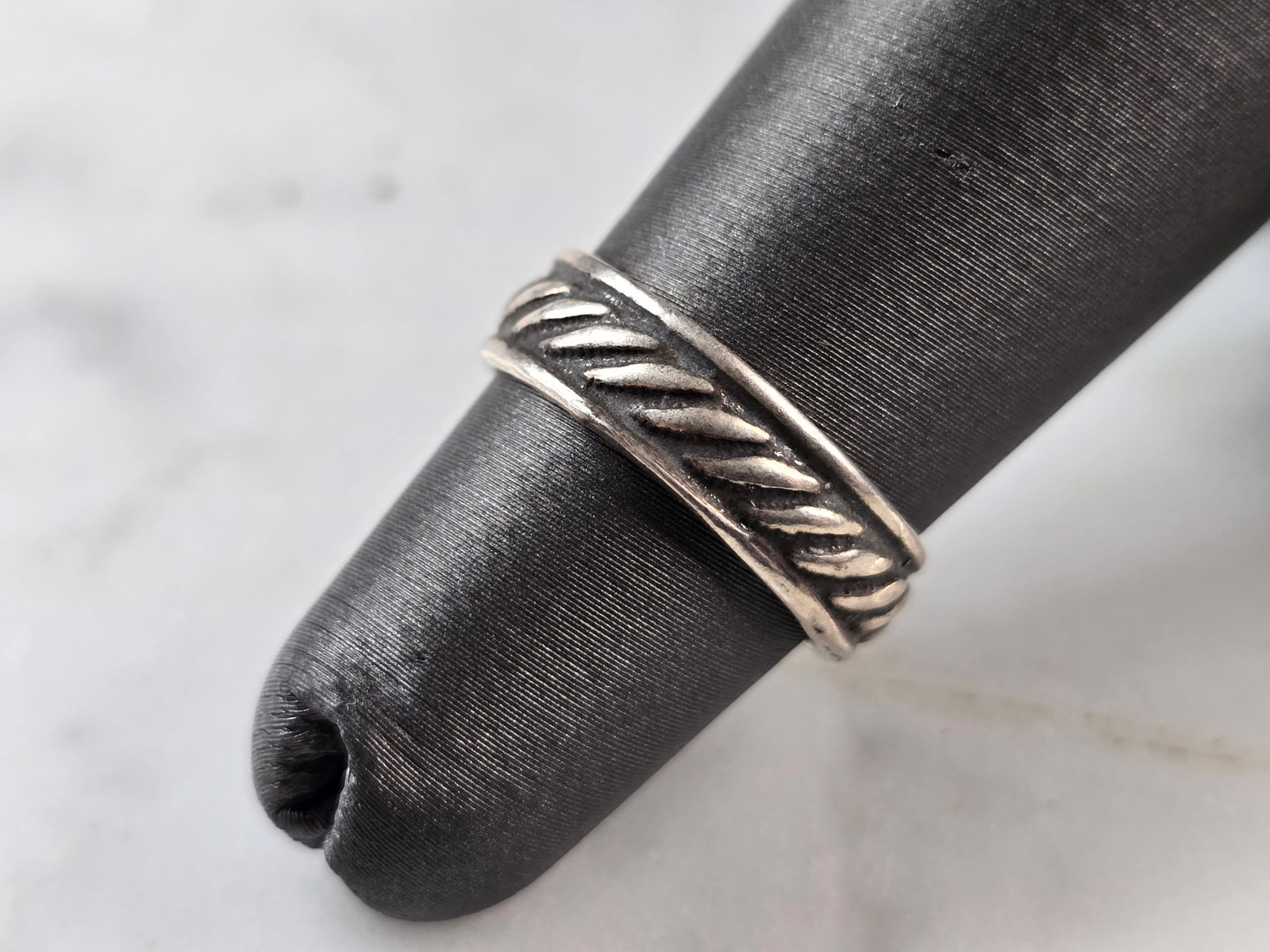 Womens Vintage Estate Sterling Silver Modernist Toe Ring: A WOMENS VINTAGE ESTATE STERLING SILVER MODERNIST TOE RING. THE RING WEIGHS 1.7g, AND IS ABOUT 3/16" WIDE. THIS WOULD MAKE A NICE GIFT FOR THAT SOMEONE SPECIAL. ANY QUESTIONS PLEASE DO NOT HESITATE TO