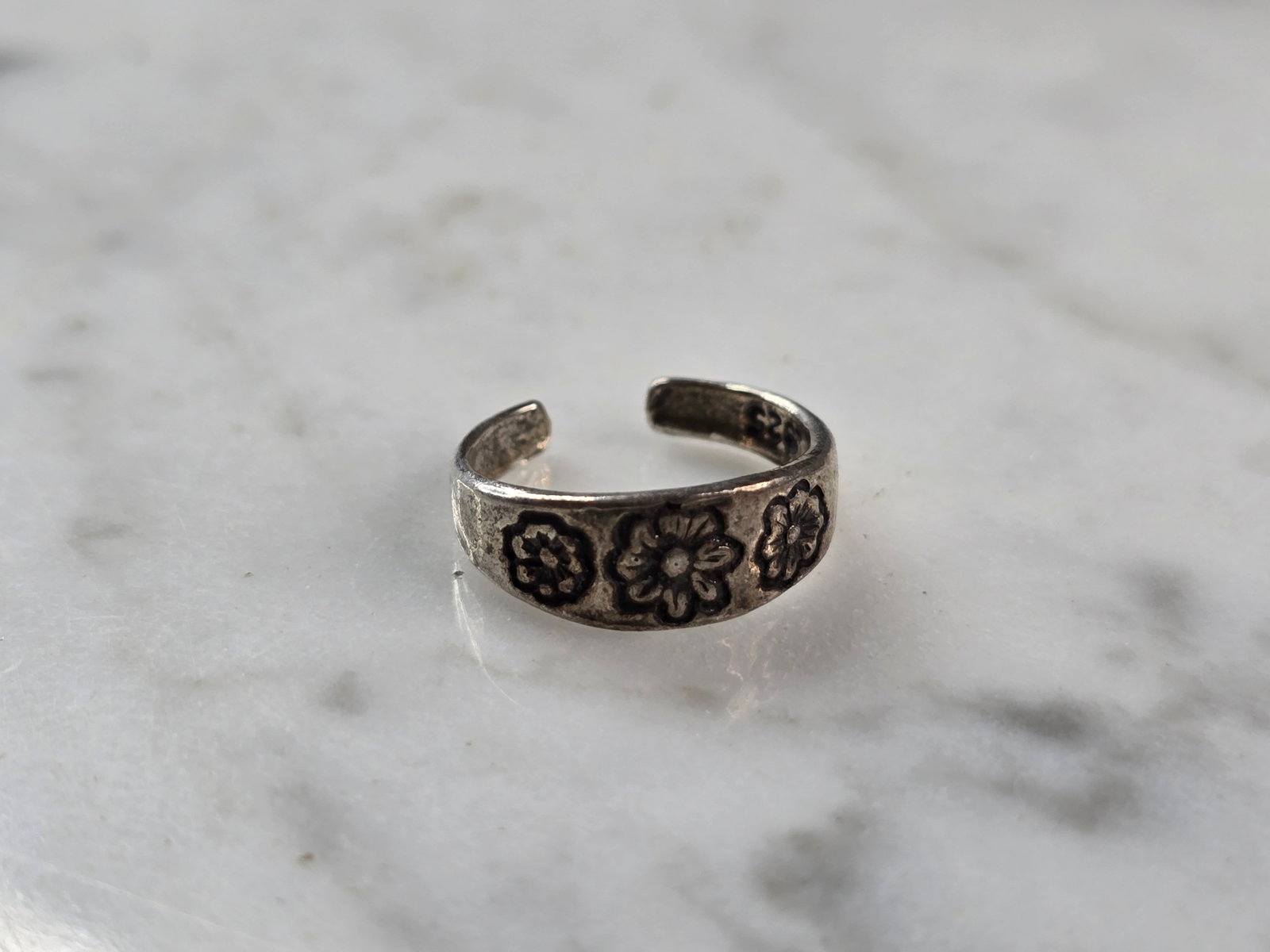 Womens Vintage Estate Sterling Silver Floral Toe Ring: FOR SALE IS A LOVELY WOMENS VINTAGE ESTATE STERLING SILVER FLORAL TOE RING. THE RING WEIGHS 1.2g AND IS A SIZE 1.75. THE WIDTH OF THE RING IS 1/4". THIS WOULD MAKE A NICE GIFT FOR THAT SOMEONE SPECIAL