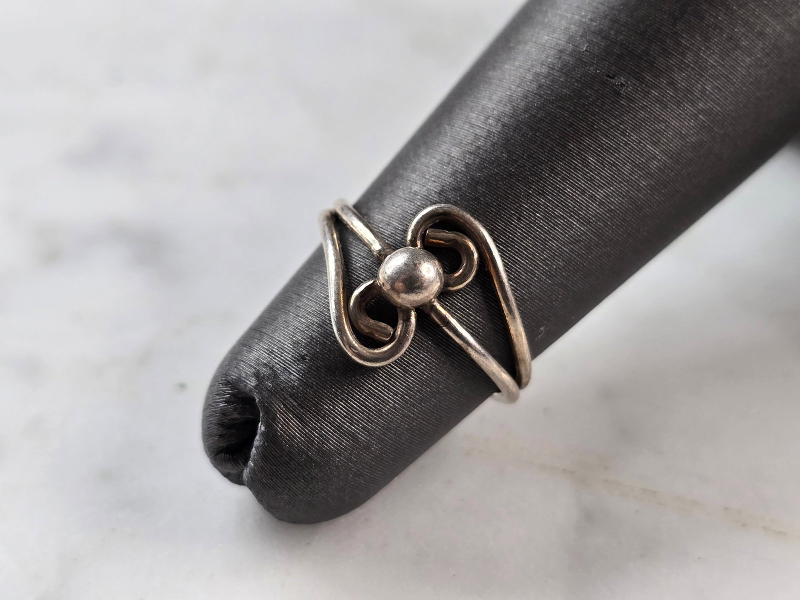 Womens Girls Vintage Estate Sterling Silver Modernist Ring: A WOMENS OR LITTLE GIRLS VINTAGE ESTATE STERLING SILVER MODERNIST RING. THE TOTAL WEIGHT IS 1.1g, AND IS A SIZE 3.0. THE WIDTH OF THE RING IS 3/8". THIS RING WOULD MAKE A GREAT GIFT FOR SOMEONE SPECIA