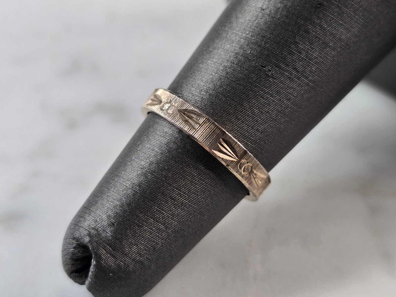 Womens Girls Vintage Estate Sterling Silver Modernist Ring: A WOMENS VINTAGE ESTATE STERLING SILVER MODERNIST RING. RING WEIGHS 1.6g AND IS A SIZE 4.25. THE WIDTH OF THE RING IS 1/8". THIS WOULD MAKE A NICE GIFT FOR THAT SOMEONE SPECIAL. ANY QUESTIONS PLEASE D
