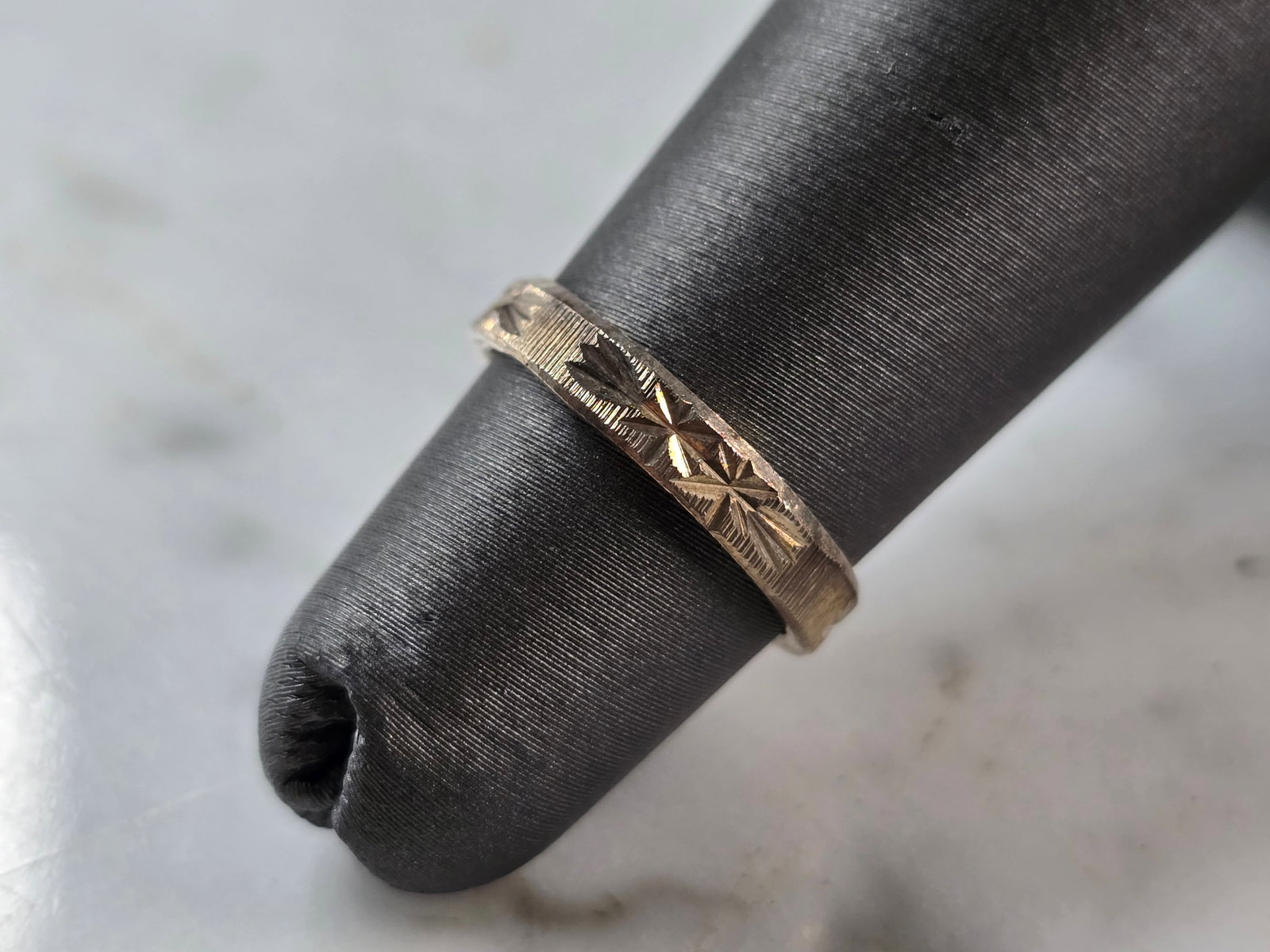 Womens Girls Vintage Estate Sterling Silver Modernist Ring: A WOMENS VINTAGE ESTATE STERLING SILVER MODERNIST RING. RING WEIGHS 1.6g AND IS A SIZE 3.5. THE WIDTH OF THE RING IS 1/8". THIS WOULD MAKE A NICE GIFT FOR THAT SOMEONE SPECIAL. ANY QUESTIONS PLEASE DO