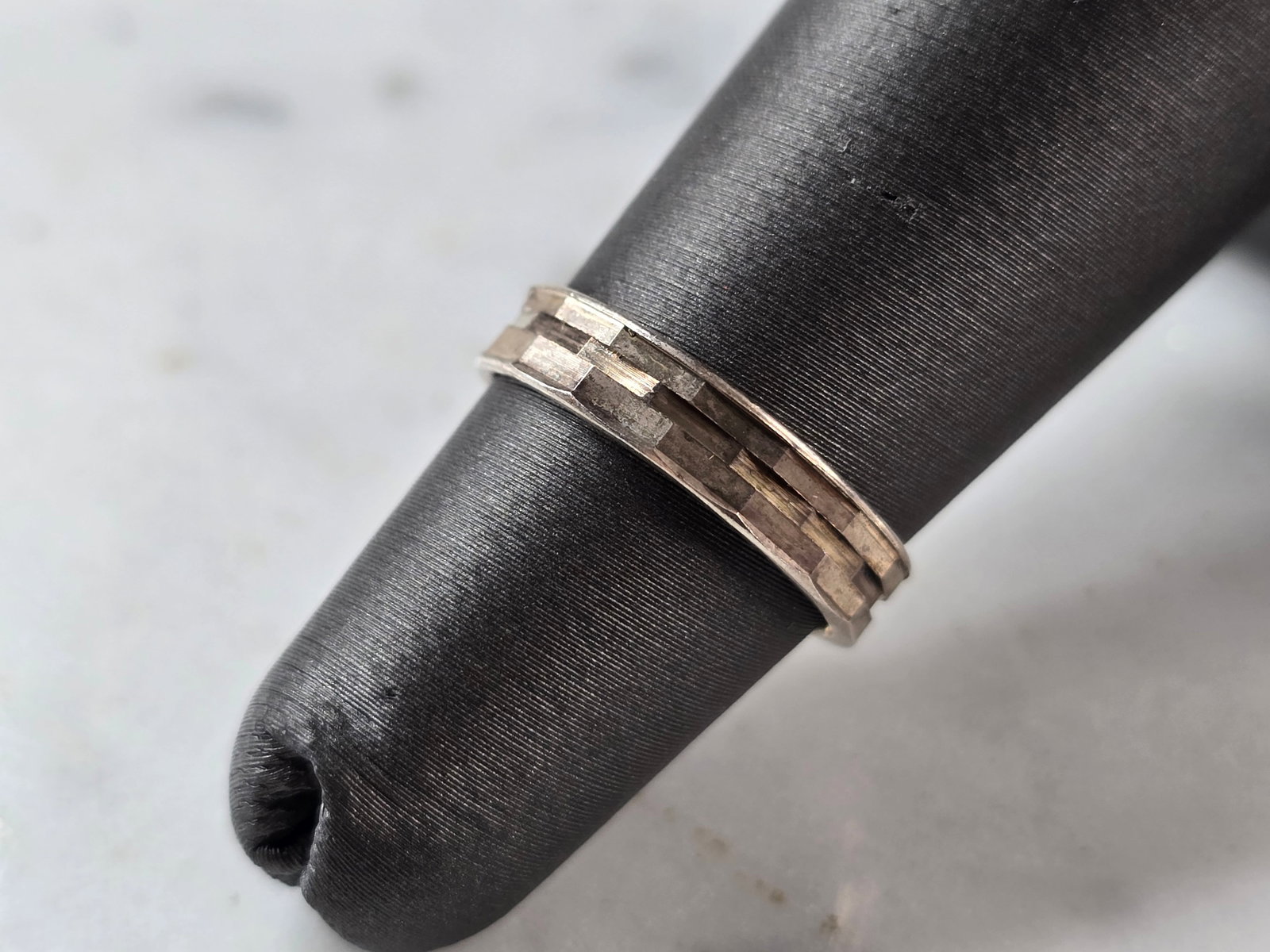 Womens Girls Vintage Estate Sterling Silver Modernist Ring: A WOMENS VINTAGE ESTATE STERLING SILVER MODERNIST RING. RING WEIGHS 1.3g AND IS A SIZE 4.0. THE WIDTH OF THE RING IS 1/8". THIS WOULD MAKE A NICE GIFT FOR THAT SOMEONE SPECIAL. ANY QUESTIONS PLEASE DO
