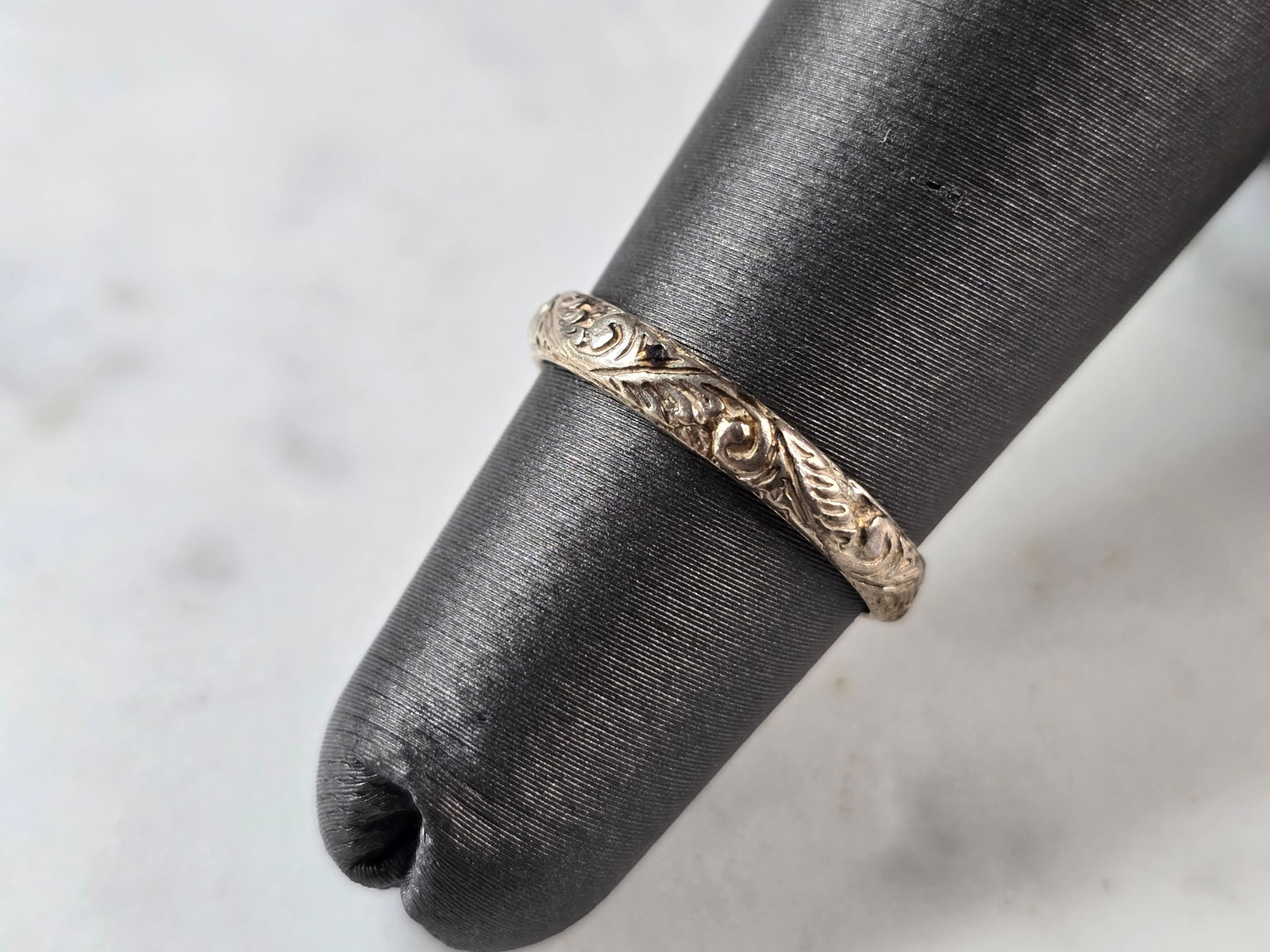 Womens Vintage Estate Sterling Silver Stackable Engraved Band Ring: A WOMENS VINTAGE ESTATE STERLING SILVER STACKABLE ENGRAVED BAND RING. THE RING WEIGHS 1.2g, AND IS A SIZE 4.0. THE WIDTH OF THE RING IS 1/8". ANY QUESTIONS PLEASE DO NOT HESITATE TO ASK. BE SURE TO CH