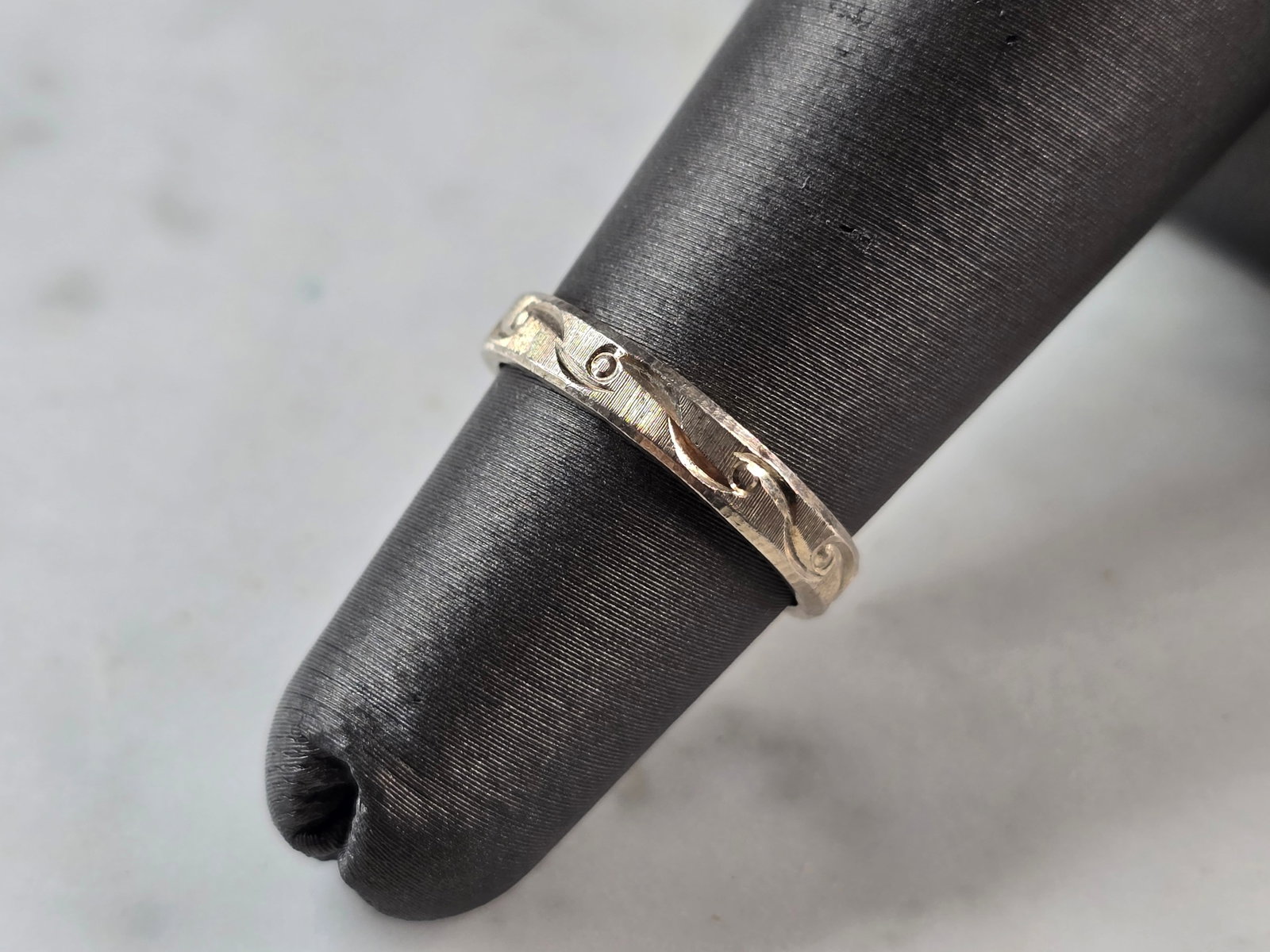 Womens Girls Vintage Estate Sterling Silver Modernist Ring: A WOMENS VINTAGE ESTATE STERLING SILVER MODERNIST RING. RING WEIGHS 1.g AND IS A SIZE 4.25. THE WIDTH OF THE RING IS 1/8". THIS WOULD MAKE A NICE GIFT FOR THAT SOMEONE SPECIAL. ANY QUESTIONS PLEASE DO