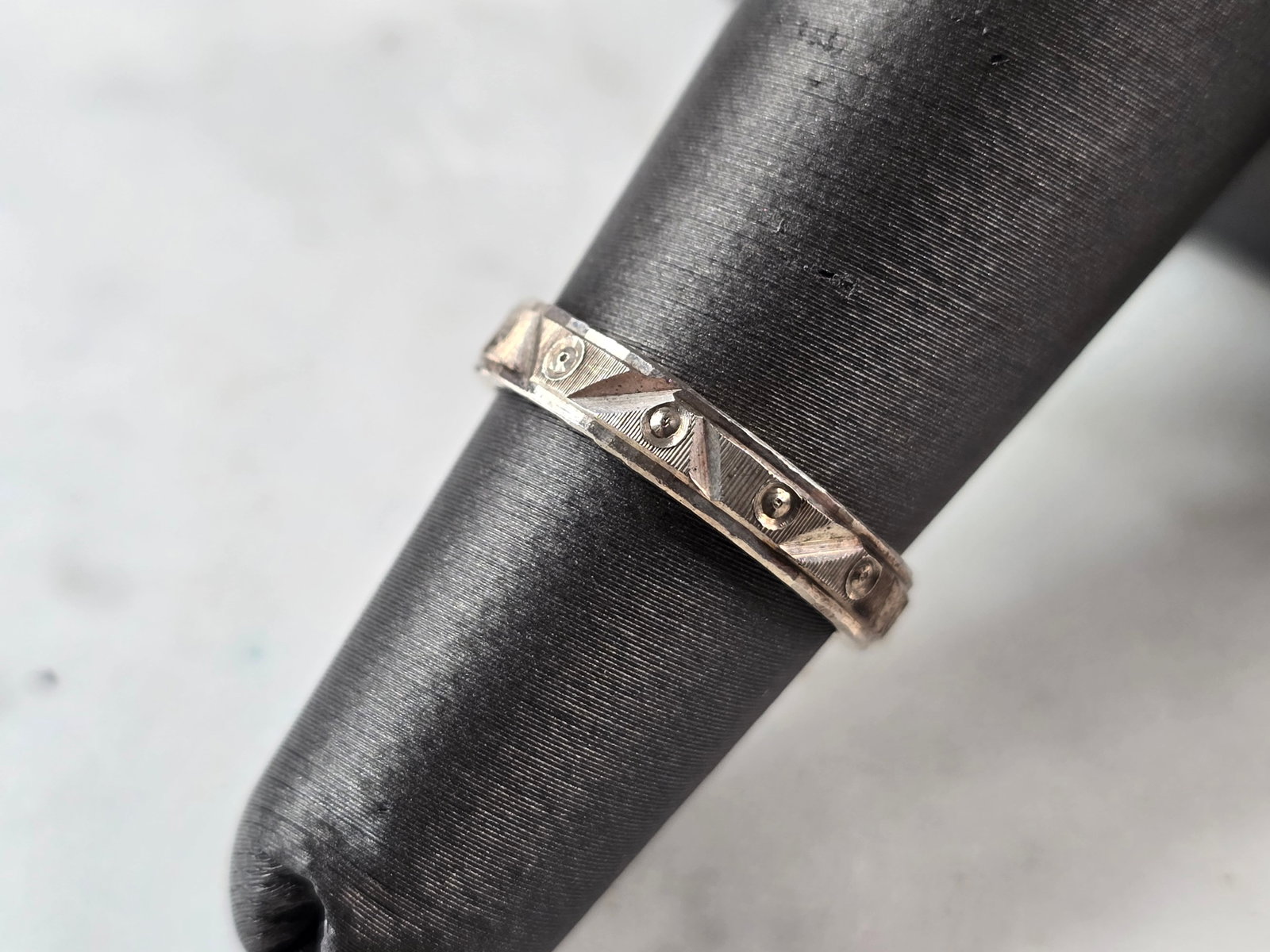 Womens Girls Vintage Estate Sterling Silver Modernist Ring: A WOMENS VINTAGE ESTATE STERLING SILVER MODERNIST RING. RING WEIGHS 2.0g AND IS A SIZE 4.75. THE WIDTH OF THE RING IS 1/8". THIS WOULD MAKE A NICE GIFT FOR THAT SOMEONE SPECIAL. ANY QUESTIONS PLEASE D