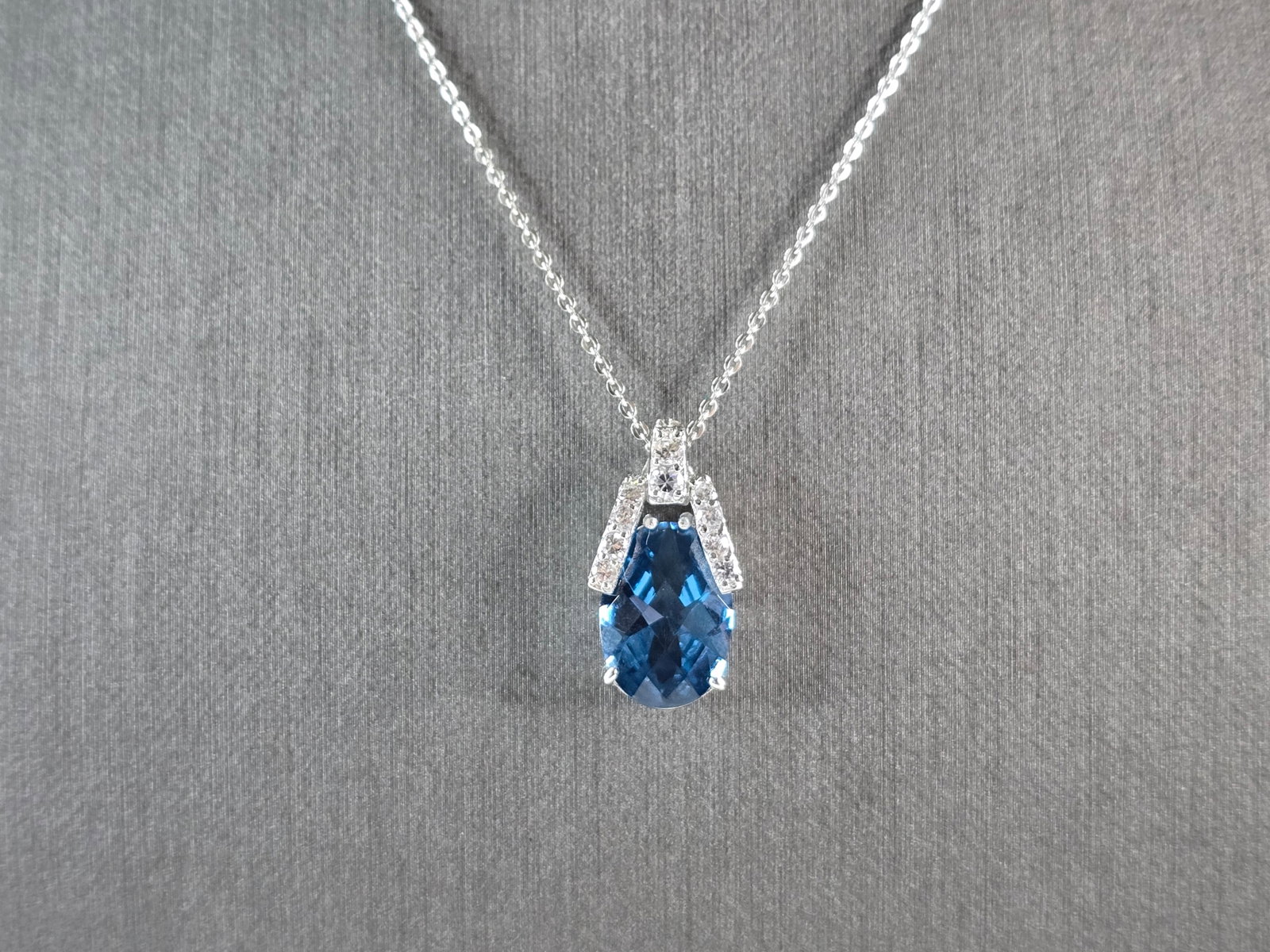 Womens Vintage Estate Sterling Silver Topaz Pendant Necklace: A WOMENS VINTAGE ESTATE STERLING SILVER TOPAZ COLORED MODERNIST PENDANT NECKLACE. THE TOTAL WEIGHT IS 4.8g. NECKLACE IS 18" LONG, AND THE PENDANT IS 3/4" BY 3/8". NOT SURE IF THE STONE IS NATURAL OR M