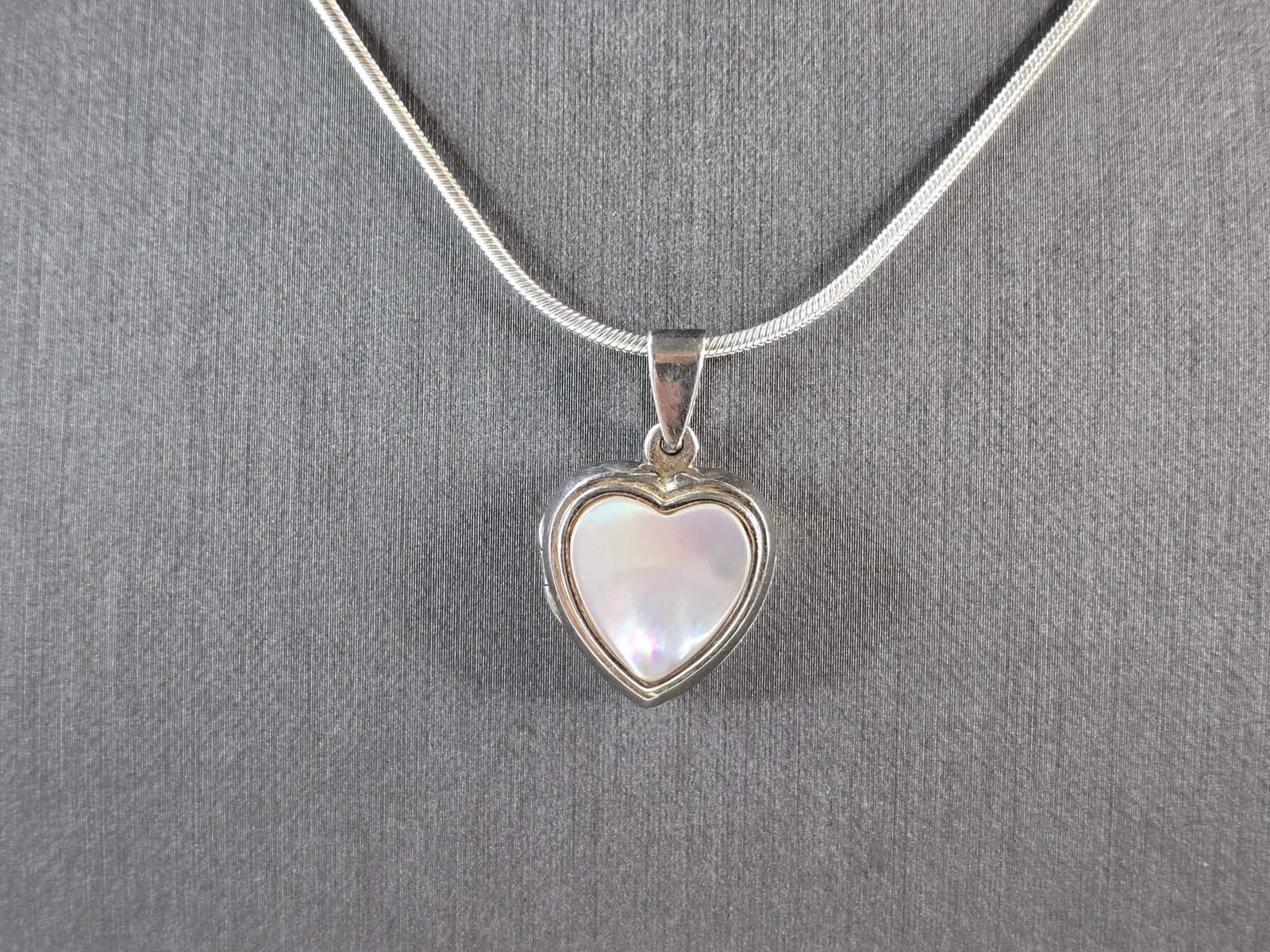 Womens Vintage Sterling Silver MOP Heart Pendant Locket Necklace: A VERY NICE STERLING SILVER NECKLACE WITH A MOTHER OF PEARL HEART PENDANT LOCKET THAT WEIGHS 14.8g. THE PENDANT MEASURES 1" BY 5/8". THE NECKLACE MEASURES 18" LONG. ANY QUESTIONS PLEASE DONT HESITATE 