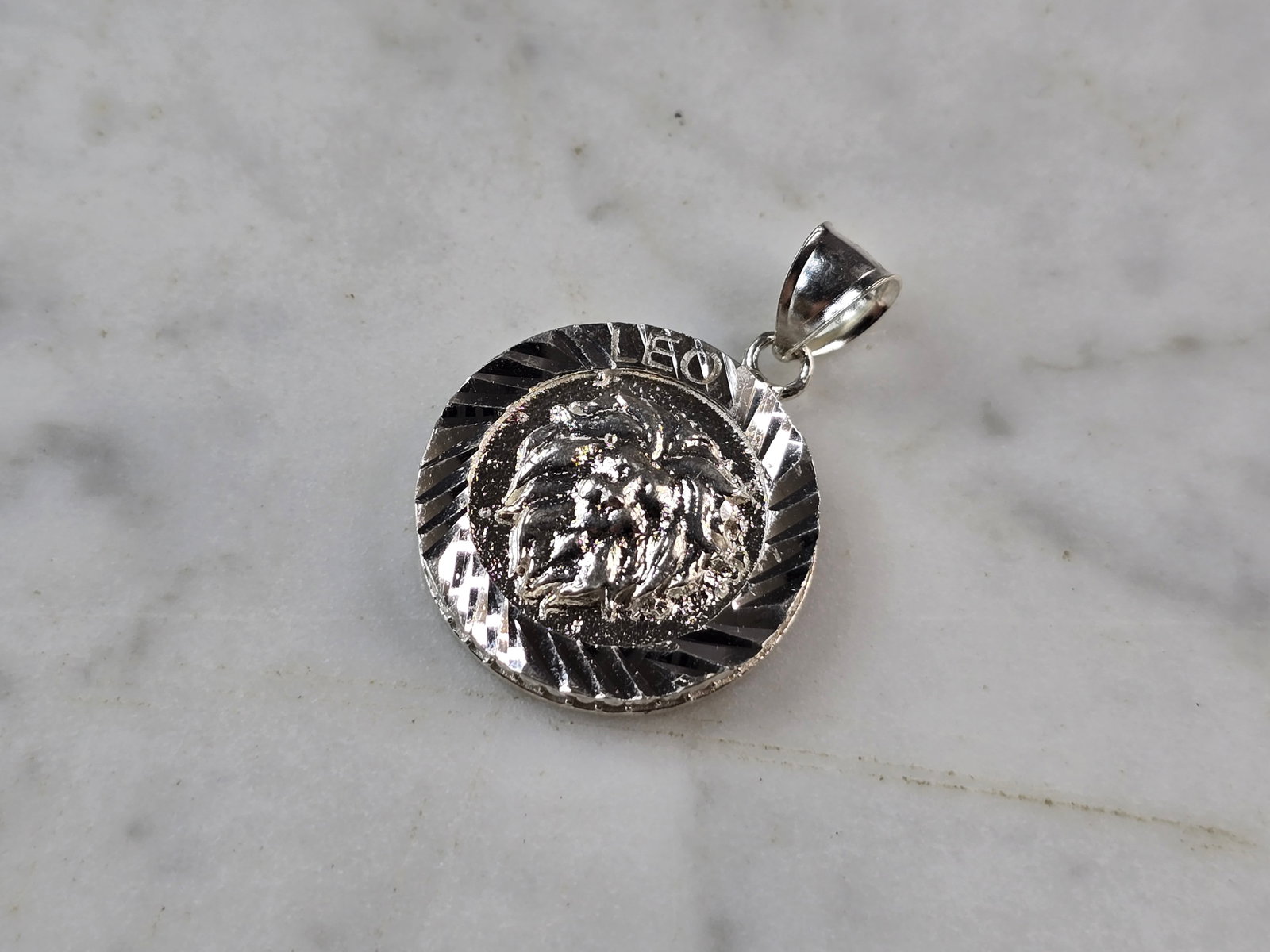 Womens Vintage Estate Sterling Silver Zodiac Leo Lion Pendant: A WOMENS VINTAGE ESTATE STERLING SILVER ZODIAC LEO PENDANT. THE PENDANT WEIGHS 6.3g, AND MEASURES 1 1/4" LONG BY 7/8" WIDE. MAKES A GREAT GIFT FOR THAT SOMEONE SPECIAL. ANY QUESTIONS, PLEASE ASK. BE S