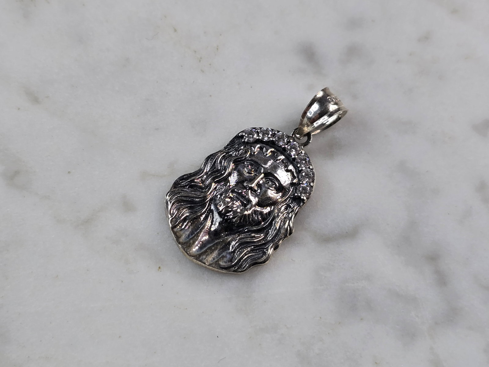 Womens Vintage Estate Sterling Silver CZ Jesus Pendant: A WOMENS VINTAGE ESTATE STERLING SILVER CZ JESUS PENDANT . PENDANT WEIGHS 1.6g AND MEASURES 1" LONG BY 1/2" WIDE. MAKES A GREAT GIFT FOR THAT SOMEONE SPECIAL. ANY QUESTIONS, PLEASE ASK. BE SURE TO CHE
