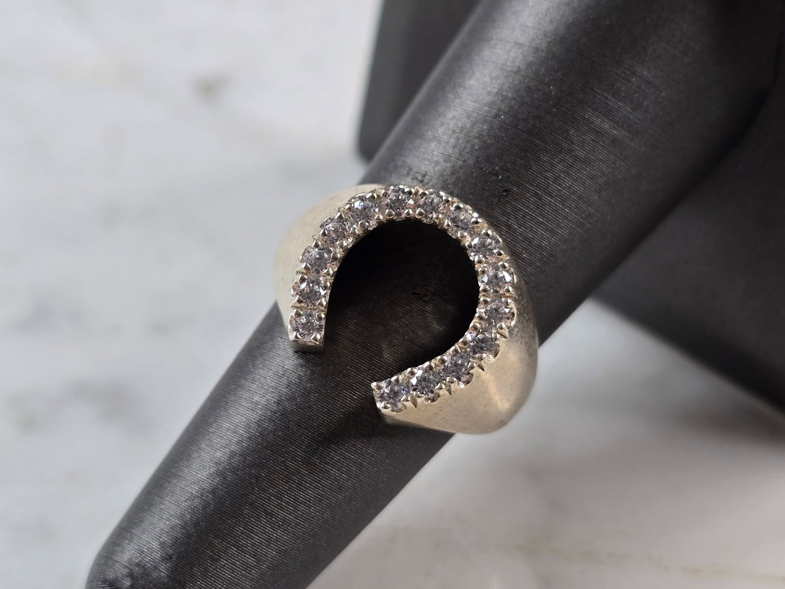 Mens Vintage Estate Sterling Silver CZ Horseshoe Ring: A MENS VINTAGE ESTATE STERLING SILVER CZ HORSESHOE RING. RING WEIGHS 4.8g AND IS A SIZE 6.75. THE LENGTH OF THE RING IS 5/8". ANY QUESTIONS PLEASE DONT HESITATE TO ASK. BE SURE TO CHECK OUT SOME OF OU