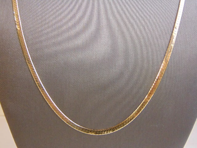 Womens Vintage 14K Yellow Gold Herringbone Necklace: FOR SALE IS THIS LOVELY WOMENS VINTAGE ESTATE 14K GOLD HERRINGBONE NECKLACE . THE NECKLACE WEIGHS 12.8g, AND MEASURES 30" LONG BY 1/8" WIDE. MAKES A GREAT GIFT FOR THAT SOMEONE SPECIAL. IF ANY QUESTIO