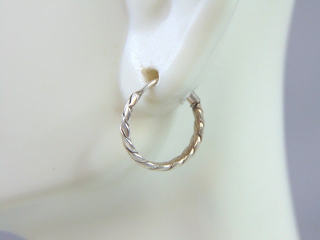 Womens Vintage Estate Sterling Silver Hoop Earrings: A PAIR OF WOMENS STERLING SILVER HOOP EARRINGS. EARRINGS WEIGH 1.4g AND MEASURES 1/2" IN DIAMETER. ANY OTHER QUESTIONS, PLEASE DO NOT HESITATE TO ASK. BE SURE TO CHECK OUT SOME OF MY OTHER GREAT ITEMS
