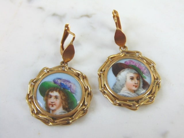 Womens Vintage Estate 18K Gold Hand Painted Porcelain Earrings: FOR SALE IS THIS LOVELY VINTAGE 18K YELLOW GOLD HAND PAINTED PORCELAIN EARRINGS. THE EARRING WEIGHS 12.4g. THE EARRINGS MEASURE 1 3/4" BY 1". WOULD MAKE A GREAT GIFT FOR THAT SOMEONE SPECIAL. IF ANY Q
