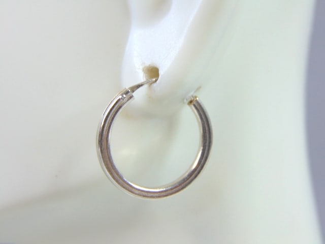 Womens Vintage Estate Sterling Silver Hoop Earrings: A PAIR OF WOMENS STERLING SILVER HOOP EARRINGS. EARRINGS WEIGH 1.8g AND MEASURES 3/4" IN DIAMETER. ANY OTHER QUESTIONS, PLEASE DO NOT HESITATE TO ASK. BE SURE TO CHECK OUT SOME OF MY OTHER GREAT ITEMS