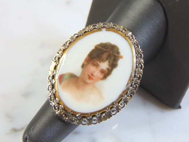 Womens Vintage 14k Gold Hand Painted Porcelain Ring: A WOMENS VINTAGE 14K YELLOW GOLD HAND PAINTED PORCELAIN RING . THE SIZE OF THE RING IS A 7.5 . THE RING WEIGHS 11.2g. ANY OTHER QUESTIONS PLEASE DO NOT HESITATE TO ASK. BE SURE TO CHECK OUT SOME OF MY
