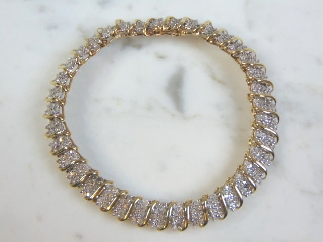 Womens Vintage Estate 14K Yellow Gold Diamond Bracelet: A LOVELY VINTAGE ESTATE 14K YELLOW GOLD BRACELET WITH DIAMONDS. THE BRACELET WEIGHS 14.2g. THE BRACELET MEASURES 8" LONG BY 3/8" WIDE. THERE ARE ABOUT 370 SMALL DIAMONDS IN THE BRACELET. WOULD MAKE A 
