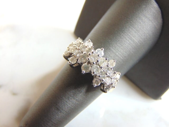Womens Vintage Estate 10K Yellow Gold Diamond Ring: FOR SALE IS THIS LOVELY VINTAGE 10K YELLOW GOLD DIAMOND RING. THERE ARE 25 SMALL DIAMONDS IN THIS RING. THE TOTAL WEIGHT IS 3.8g, AND IS A SIZE 8.0. ANY QUESTIONS PLEASE DONT HESITATE TO ASK. BE SURE 