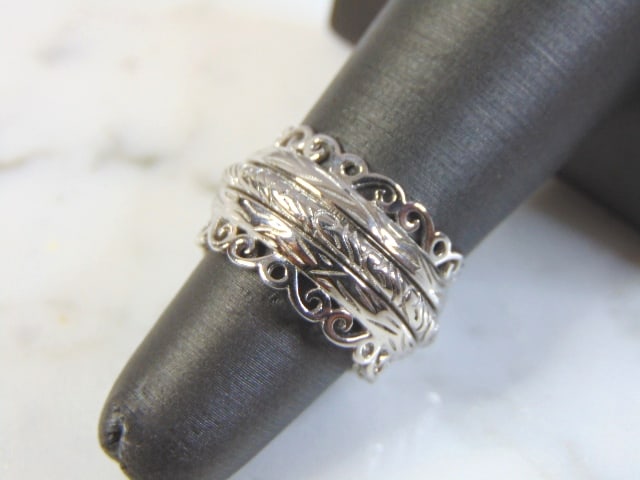 Womens Vintage Estate Sterling Silver Fidget Ring: FOR SALE IS THIS WONDERFUL WOMENS VINTAGE ESTATE STERLING SILVER FIDGET RING. THE RING WEIGHS 7.1g, AND IS A SIZE 3.75. ANY QUESTIONS PLEASE DO NOT HESITATE TO ASK. BE SURE TO CHECK OUT SOME OF MY OTH