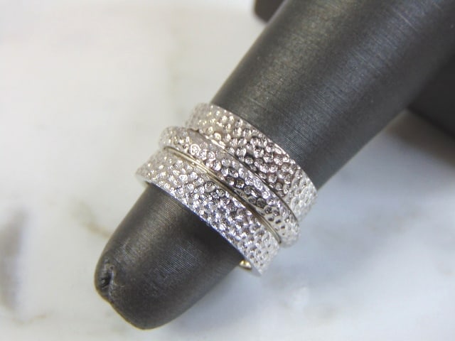 Womens Vintage Estate Sterling Silver Fidget Ring: THIS ITEM IS A LOVELY WOMENS VINTAGE ESTATE STERLING SILVER FIDGET RING. RING IS A SIZE 4.0 AND WEIGHS 7.5g. THIS WOULD MAKE A NICE GIFT FOR THAT SOMEONE SPECIAL. ANY OTHER QUESTIONS PLEASE DO NOT HES