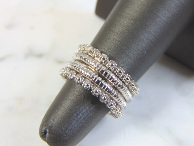 Womens Vintage Estate Sterling Silver Fidget Ring: THIS ITEM IS A LOVELY WOMENS VINTAGE ESTATE STERLING SILVER FIDGET RING. RING IS A SIZE 4.75 AND WEIGHS 9.9g. THIS WOULD MAKE A NICE GIFT FOR THAT SOMEONE SPECIAL. ANY OTHER QUESTIONS PLEASE DO NOT HE