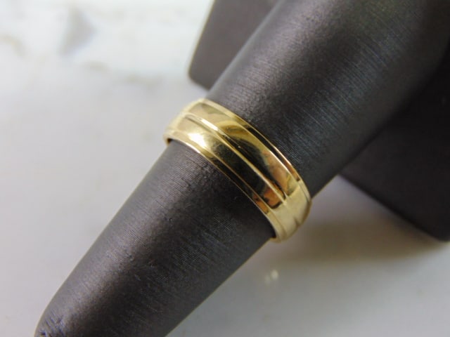 Womens Vintage Estate 14K Yellow Gold Ring: A WOMENS VINTAGE 14K YELLOW GOLD BAND RING. RING IS MARKED ON THE INSIDE "14K". THE SIZE OF THE RING IS A 7.0 . THE RING WEIGHS 4.9g AND IS 1/4" WIDE. ANY OTHER QUESTIONS PLEASE DO NOT HESITATE TO ASK