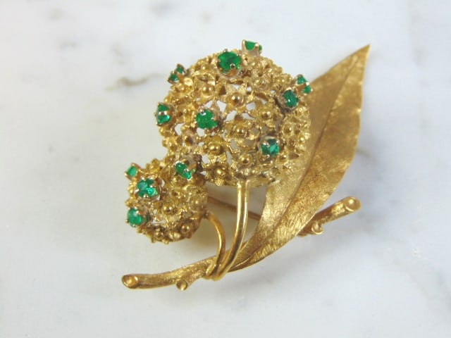 Womens Vintage Estate 18K Gold Emerald Flower Brooch: FOR SALE IS THIS LOVELY VINTAGE ESTATE 18K YELLOW GOLD FLOWER BROOCH. BROOCH HAS EMARLAD STONES ON IT, NOT SURE IF REAL OR MAN MADE. THE BROOCH MEASURES 2 3/8" LONG BY 1 3/8" WIDE, AND WEIGHS 15.4g. W