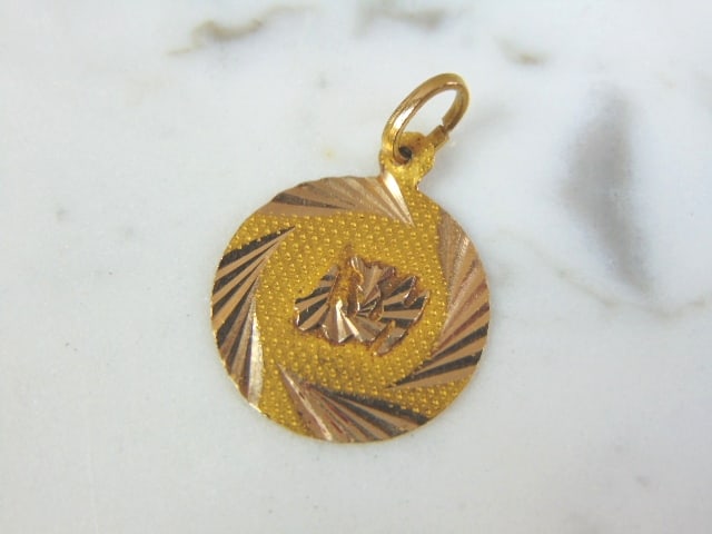 Womens Vintage Estate 17k Gold Hindu Pendant: FOR SALE IS THIS LOVELY VINTAGE 17K YELLOW GOLD HINDU PENDANT. THE TOTAL WEIGHT IS 1.5g. THE PENDANT MEASURES 1 1/8" LONG BY 3/4" WIDE. MAKES A GREAT GIFT FOR THAT SOMEONE SPECIAL. IF ANY QUESTIONS, P