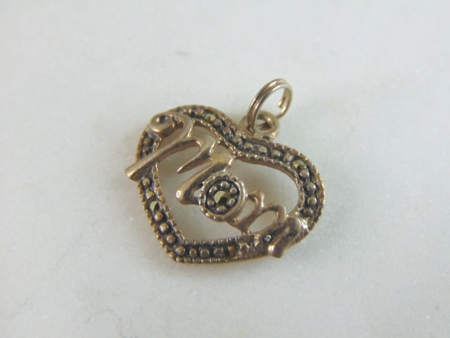 Womens Vintage Estate Sterling Silver "Mom" Pendant Charm: FOR SALE IS THIS VINTAGE ESTATE STERLING SILVER MOM PENDANT CHARM. CHARM WEIGHS 1.4g AND MEASURES 3/4" LONG BY 5/8" WIDE. MAKES A GREAT GIFT FOR THAT SOMEONE SPECIAL. IF ANY QUESTIONS, PLEASE ASK. BE 
