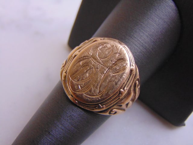 Mens Vintage Estate 10K Yellow Gold Signet Ring: A MENS VINTAGE 10K YELLOW GOLD RING WITH MONOGRAM. THE RING SIZE IS A 9.25, AND IT WEIGHS 9.3g. MONOGRAM APPEARS TO BE AN "EH". FACE DOES HAVE SOME WEAR BUT STILL A NICE EARLY PIECE OF GOLD. ANY OTHER