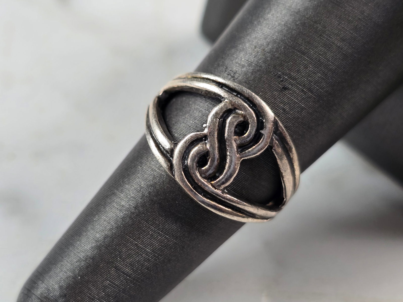 Womens Vintage Estate Sterling Silver Celtic Eternity Knot Ring: A WOMENS VINTAGE ESTATE STERLING SILVER MODERNIST ETERNITY KNOT RING. RING WEIGHS 3.7g, AND IS A SIZE 7.0. THE WIDTH OF THE RING IS 1/2". THIS WOULD MAKE A NICE GIFT FOR THAT SOMEONE SPECIAL. ANY QUES