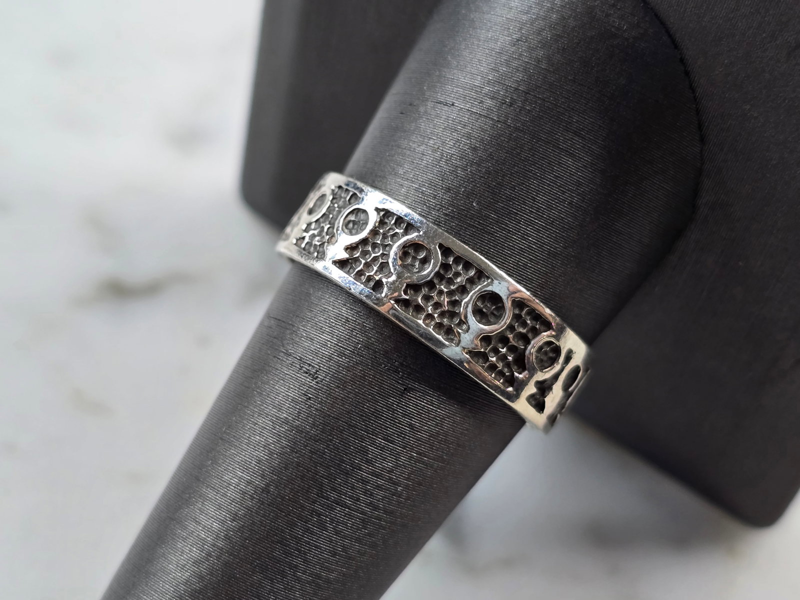 Womens Vintage Estate Sterling Silver Female Venus Band Ring: A WOMENS VINTAGE ESTATE STERLING SILVER FEMALE VENUS GENDER SYMBOL BAND RING. THE TOTAL WEIGHT IS 3.9g, AND IS A SIZE 10.5. THE WIDTH OF THE RING IS 1/4". THIS RING WOULD MAKE A GREAT GIFT FOR SOMEONE