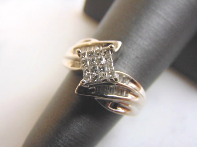 Womens Vintage Estate 14k White Gold Diamond Ring: FOR SALE IS THIS WONDERFUL WOMEN'S 14K WHITE GOLD DIAMOND RING. TOTAL DIAMOND WEIGHT IS ABOUT .75cts. THE RING WEIGHS 5.5g. THE SIZE OF THE RING IS A 5.75. RING IS STAMPED ON THE INSIDE 14K. ANY QUEST