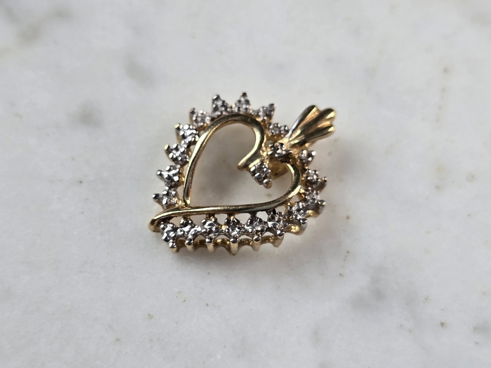 Womens Vintage Estate 10K Yellow Gold Diamond Heart Pendant: A WOMENS VINTAGE ESTATE 10K YELLOW GOLD HEART PENDANT. PENDANT WEIGHS 1.4g AND MEASURES 3/4" BY 5/8". PENDANT HAS ONE TINY DIAMOND. THIS MAKES A GREAT GIFT FOR THAT SOMEONE SPECIAL. IF ANY QUESTIONS, 