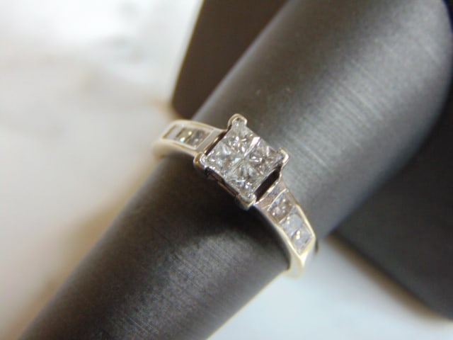 Vintage Estate Women's 14K White Gold Diamond Ring (1 of 4)