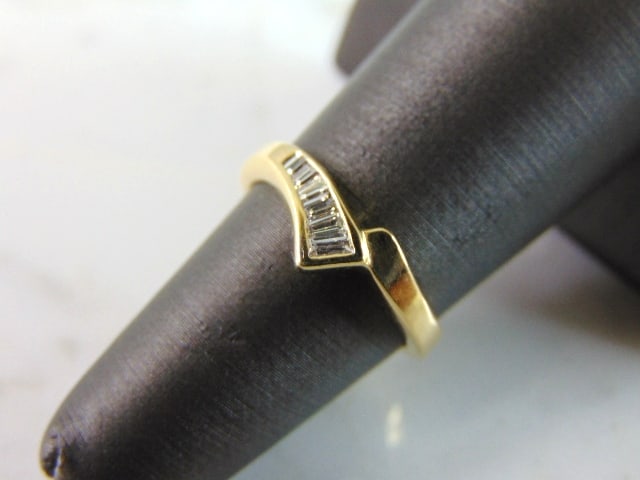 Womens Vintage Estate 14K Gold Diamond Ring: FOR SALE IS THIS WONDERFUL WOMEN'S 14K GOLD DIAMOND RING. THE RING WEIGHS 2.9g. THE SIZE OF THE RING IS A 5.25. THERE ARE ABOUT .10cts OF DIAMONDS . MAKES A LOVELY GIFT FOR THAT SOMEONE SPECIAL. ANY Q