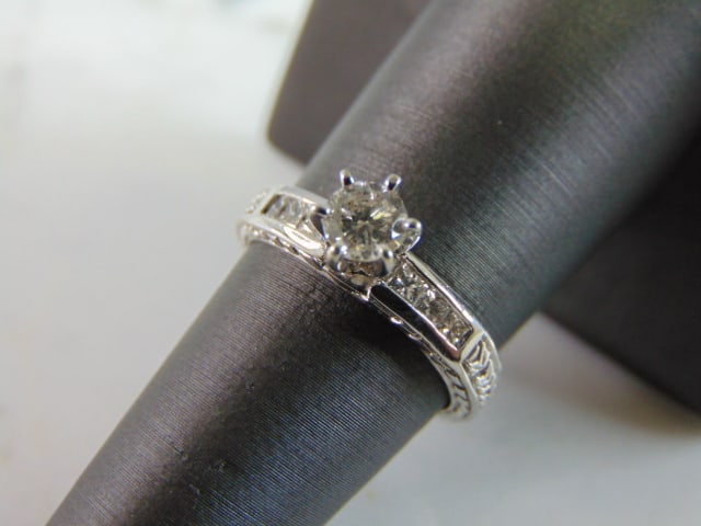 Womens Estate 14K White Gold Diamond Ring: FOR SALE IS THIS VINTAGE ESTATE 14K GOLD DIAMOND RING. THE RING IS A SIZE 7.0 AND WEIGHS 4.2g. THERE ARE ABOUT .50cts WORTH OF DIAMONDS IN THE RING. THE MAIN DIAMOND IS ABOUT .40cts ALONE, AND IS AN I
