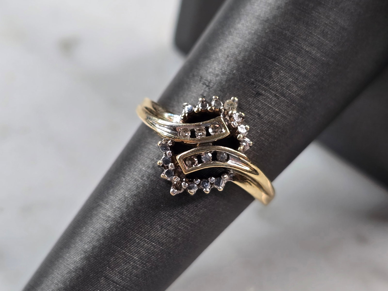 Womens Vintage Estate 10K Yellow Gold Diamond Ring: A WOMEN'S VINTAGE ESTATE 10K YELLOW GOLD DIAMOND RING. THE RING IS A SIZE 7.0, AND WEIGHS 2.5g. THE LENGTH OF THE RING IS 1/2". THERE ARE 8 SMALL DIAMONDS IN THIS RING. THIS IS A BEAUTIFUL GIFT FOR TH