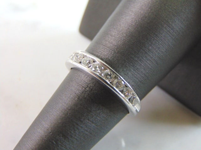 Womens Vintage Estate Platinum Diamond Ring: FOR SALE IS THIS WOMENS VINTAGE ESTATE PLATINUM DIAMOND RING. THE RING IS A SIZE 6.75 AND WEIGHS 5.8g. RING IS MARKED "Pt 950" WITH A MAKERS MARK. THERE ARE ABOUT .63cts OF DIAMONDS IN THIS RING. CLAR