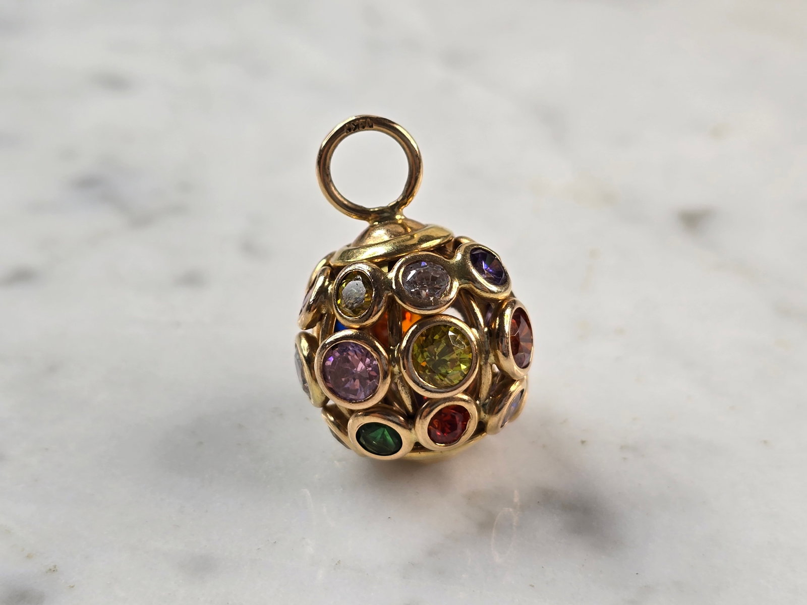 Womens Vintage Estate 14K Yellow Gold Multi Stone Orb Pendant: A WOMENS VINTAGE ESTATE 14k GOLD MULTI STONE ORB PENDANT. PENDANT WEIGHS 7.0g. THE PENDANT MEASURES 1" LONG BY 5/8" WIDE. THE STONES IN THE PENDANT APPEAR TO BE SPINEL, AMETHYST, EMERALD AND PERIDOT. 