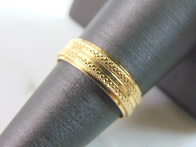 Womens Vintage Estate 14K Yellow Gold Band Wedding Ring: A WOMENS VINTAGE 14K GOLD WEDDING BAND THAT IS MARKED ON THE INSIDE "14K" . THE SIZE OF THE RING IS A 7.5. THE RING WEIGHS 3.4g AND IS 3/16" WIDE. ANY OTHER QUESTIONS PLEASE DO NOT HESITATE TO ASK. BE