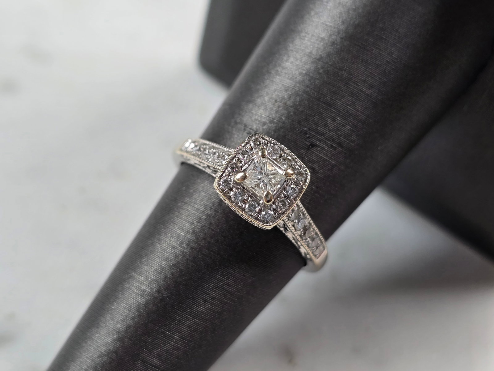 Womens Vintage Estate 14K White Gold Diamond Ring: A WOMENS VINTAGE ESTATE 14K WHITE GOLD DIAMOND RING. THE RING IS A SIZE 6.5 AND WEIGHS 3.4g. THE WIDTH OF THE RING IS 5/16". CENTER DIAMOND IS ABOUT 0.19cts SURROUNDED BY 22 TINY DIAMONDS. RING MAKES 