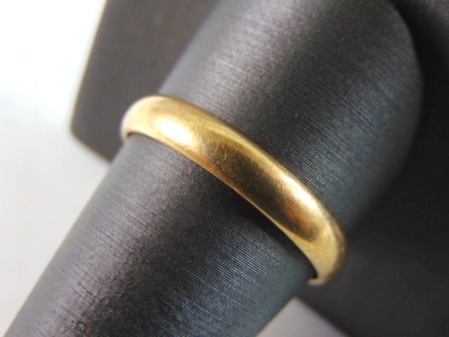 Mens Vintage Estate 14k Yellow Gold Wedding Band Ring: THIS ITEM IS A MENS VINTAGE 14K GOLD WEDDING BAND. THE SIZE OF THE RING IS A 11.5, AND WEIGHS 4.0g. THE WIDTH OF THE BAND IS 1/8". RING IS STAMPED 14K. ANY OTHER QUESTIONS PLEASE DO NOT HESITATE TO AS